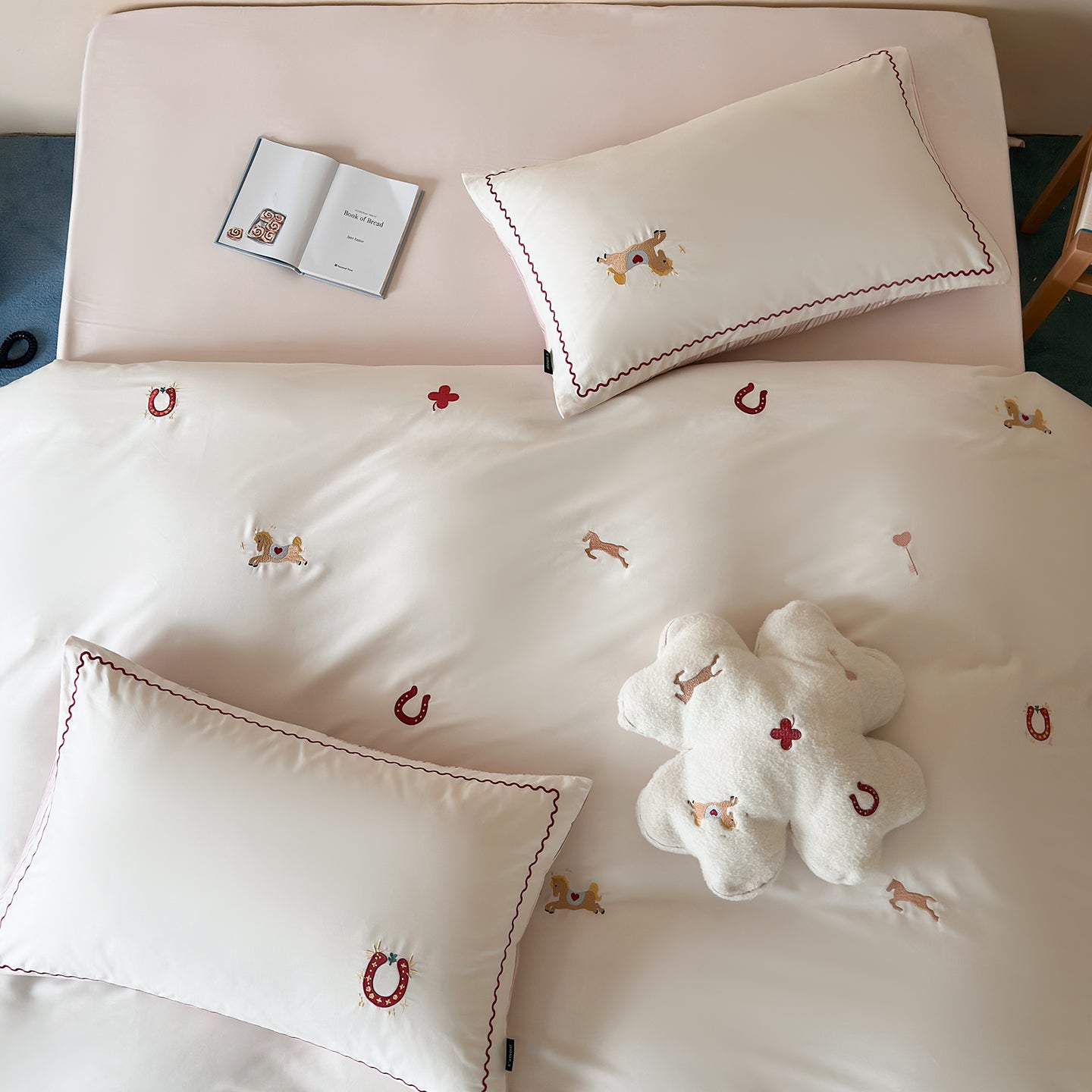Lucky Pony Embroidery Bedding Set - set details